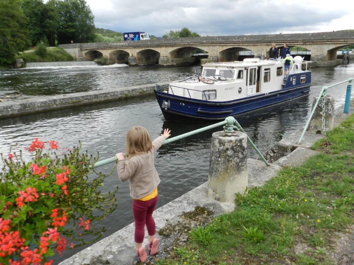 Entre Canal Et Vignes Bed & Breakfast Escolives-Sainte-Camille Luaran gambar